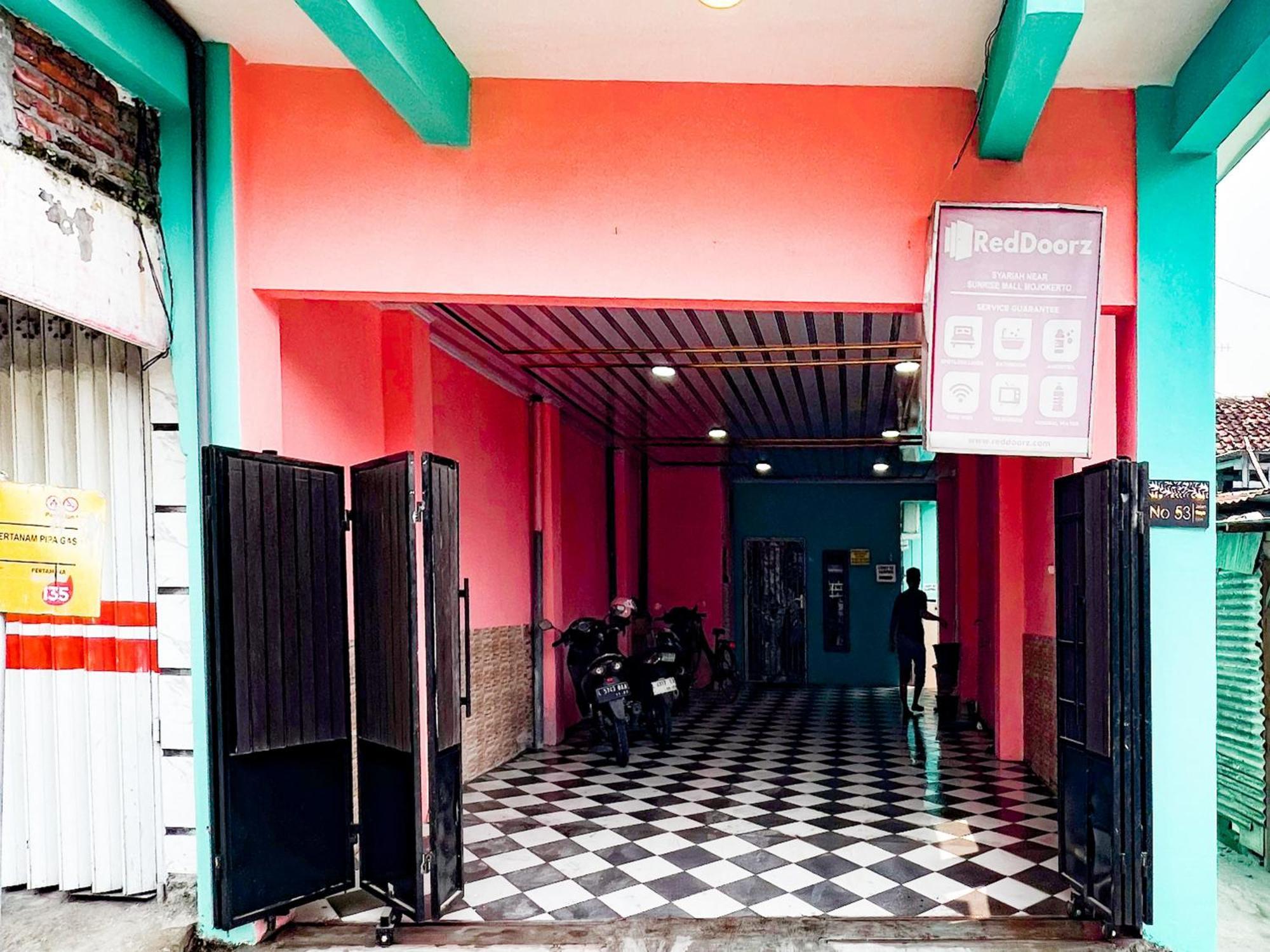 Reddoorz Near Sunrise Mall Mojokerto Extérieur photo
